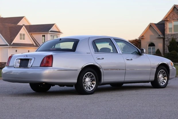 2002 Lincoln Town Car - Image 2 of 7