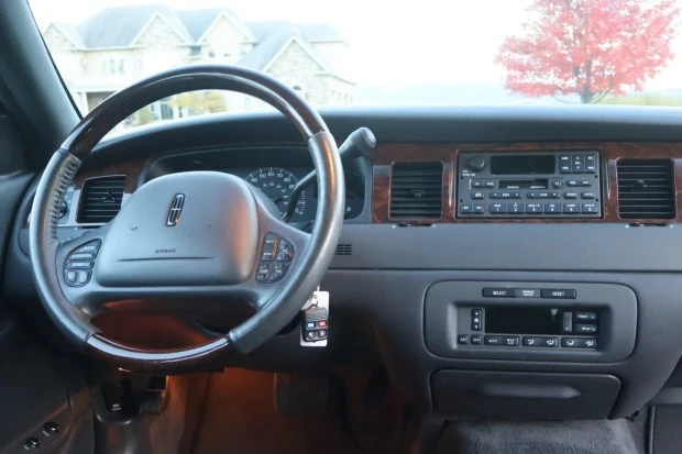 2002 Lincoln Town Car - Image 5 of 7