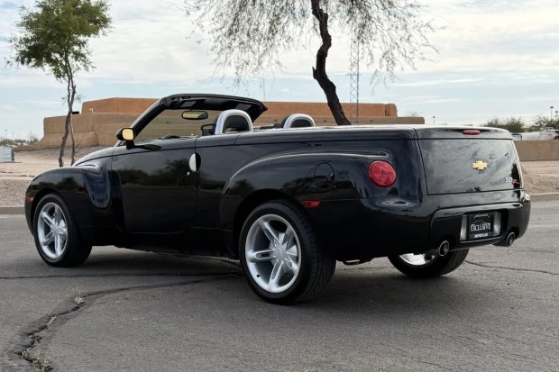2004 Chevrolet SSR - Image 2 of 8