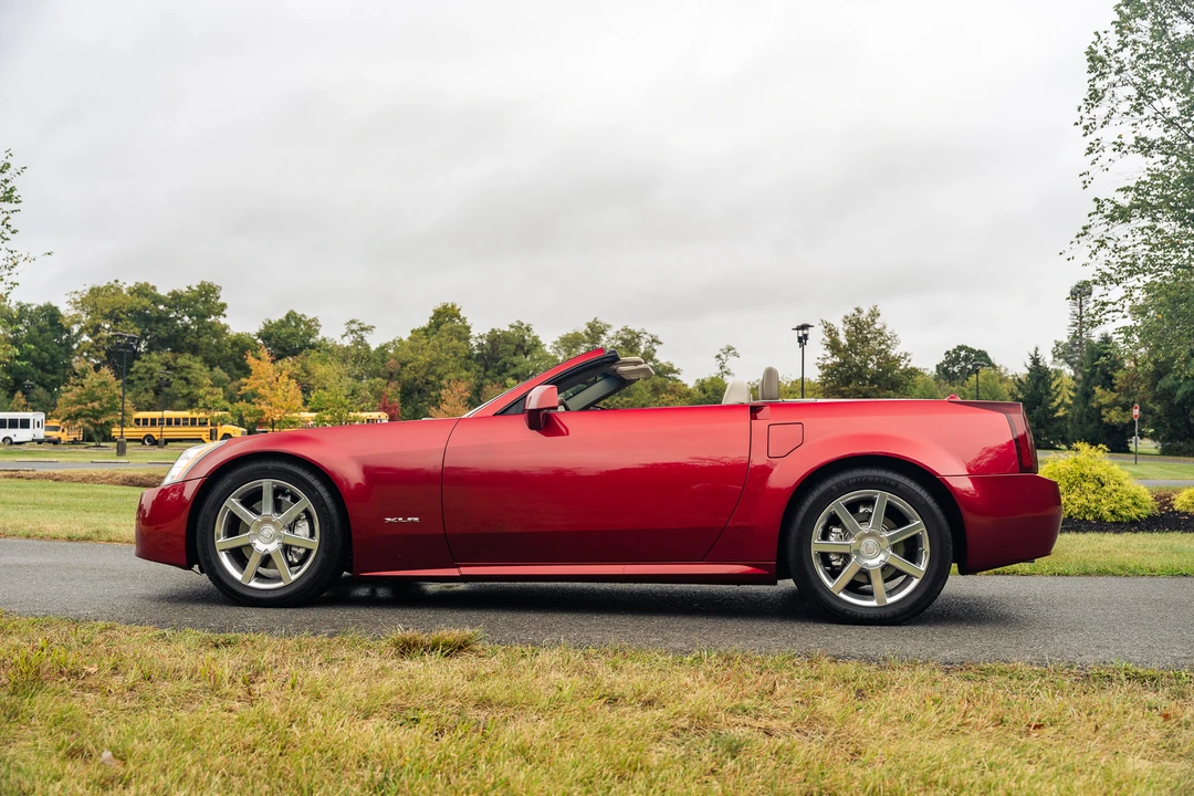 2005 Cadillac XLR - Image 13 of 31