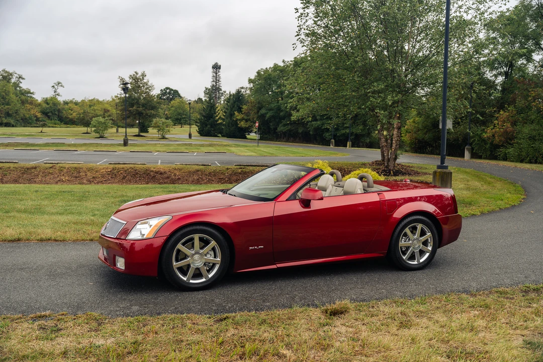 2005 Cadillac XLR - Image 12 of 31