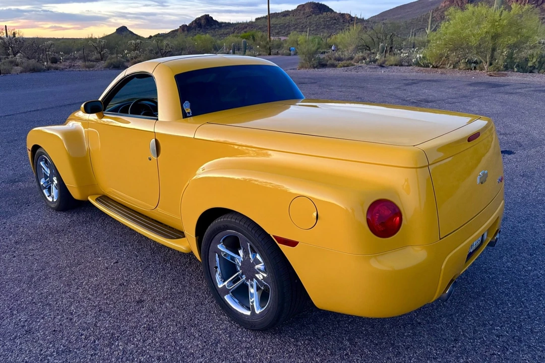 2005 Chevrolet SSR - Image 2 of 7