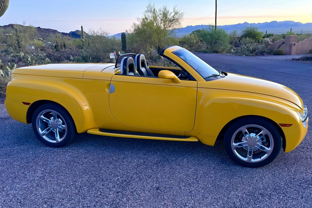 2005 Chevrolet SSR - Image 3 of 7