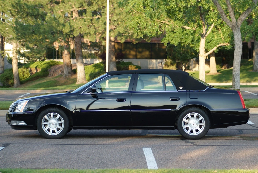 2008 Cadillac DTS - Image 2 of 31