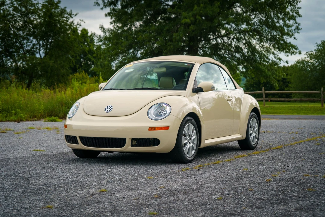 2008 Volkswagen New Beetle - Image 2 of 31