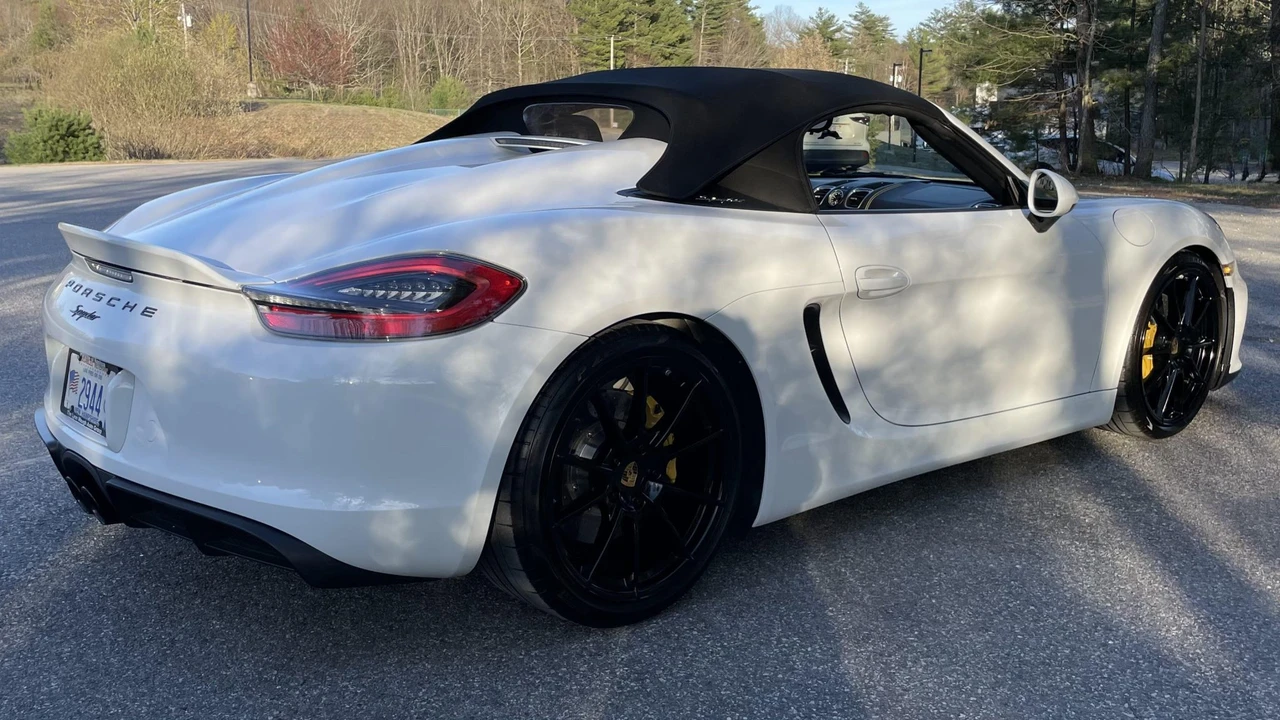 2016 Porsche 981 Boxster Spyder - Image 26 of 31