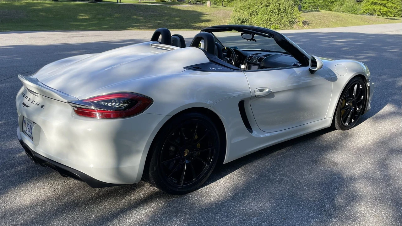 2016 Porsche 981 Boxster Spyder - Image 11 of 31