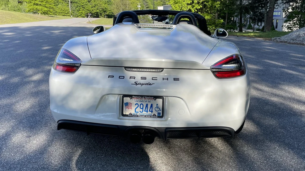 2016 Porsche 981 Boxster Spyder - Image 13 of 31