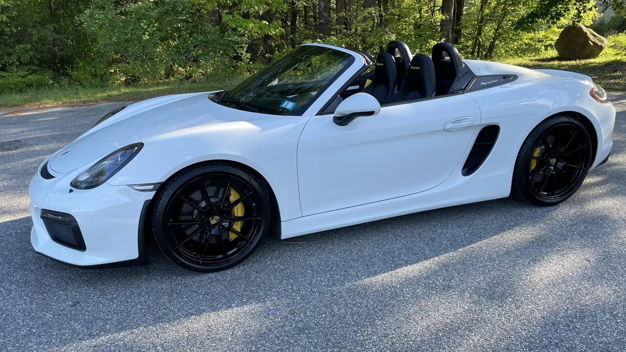 2016 Porsche 981 Boxster Spyder - Image 2 of 31