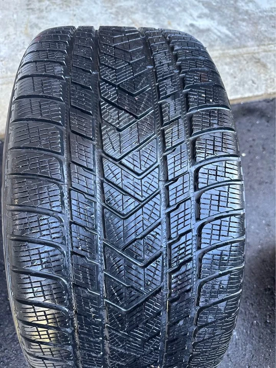 Aston Martin DBX - Image 5 of 9