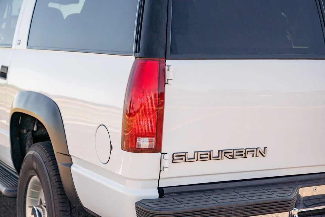 1999 GMC Suburban 8th Gen - Image 26 of 31