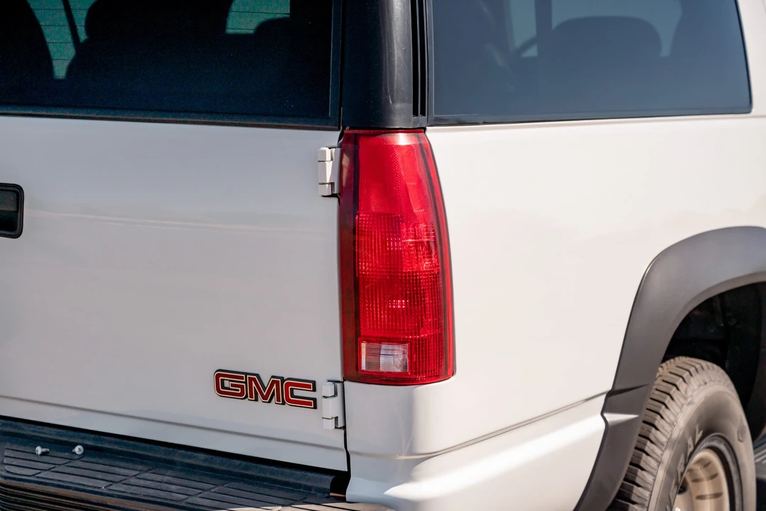1999 GMC Suburban 8th Gen - Image 23 of 31