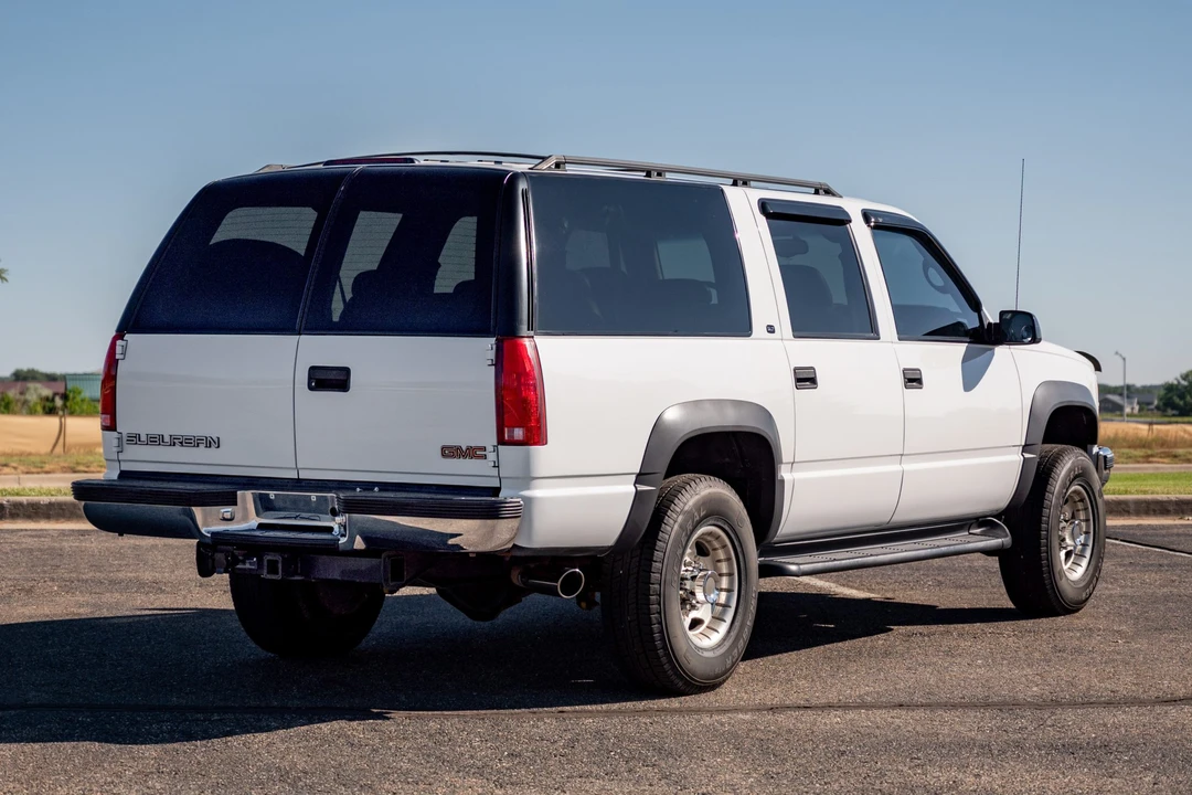 1999 GMC Suburban 8th Gen - Image 4 of 31