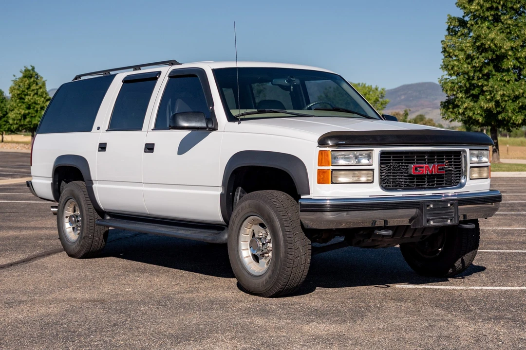 1999 GMC Suburban 8th Gen - Image 2 of 31
