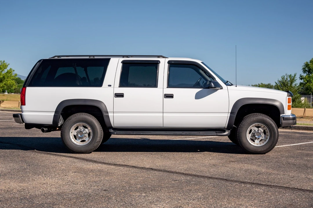 1999 GMC Suburban 8th Gen - Image 3 of 31