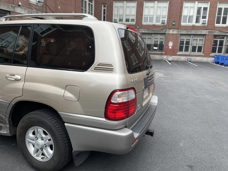 2000 Lexus LX 2nd Gen - Image 17 of 31
