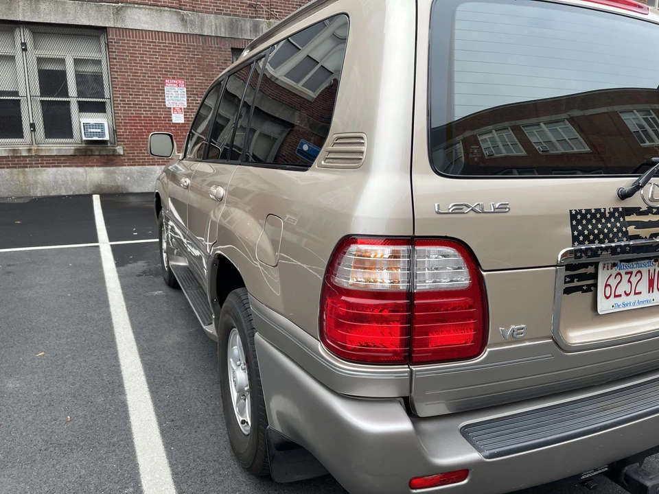 2000 Lexus LX 2nd Gen - Image 19 of 31