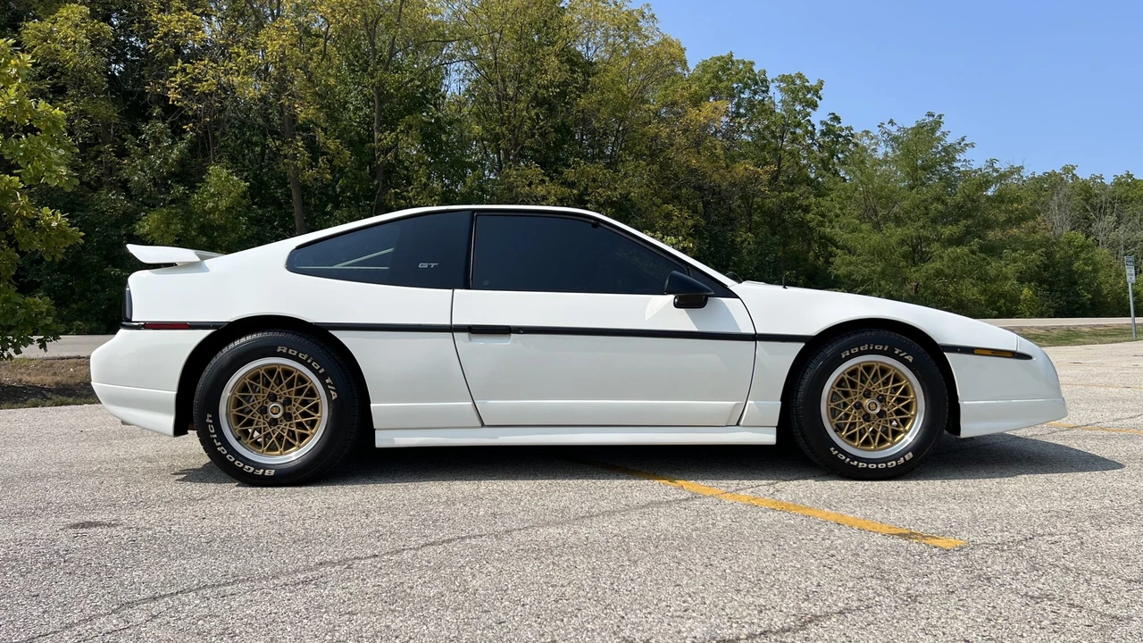 1988 Pontiac Fiero GT - Image 11 of 31