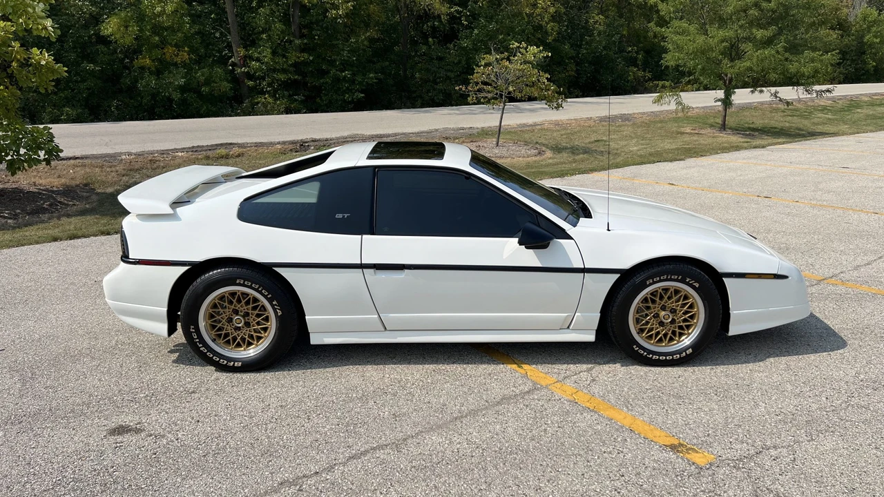 1988 Pontiac Fiero GT - Image 10 of 31