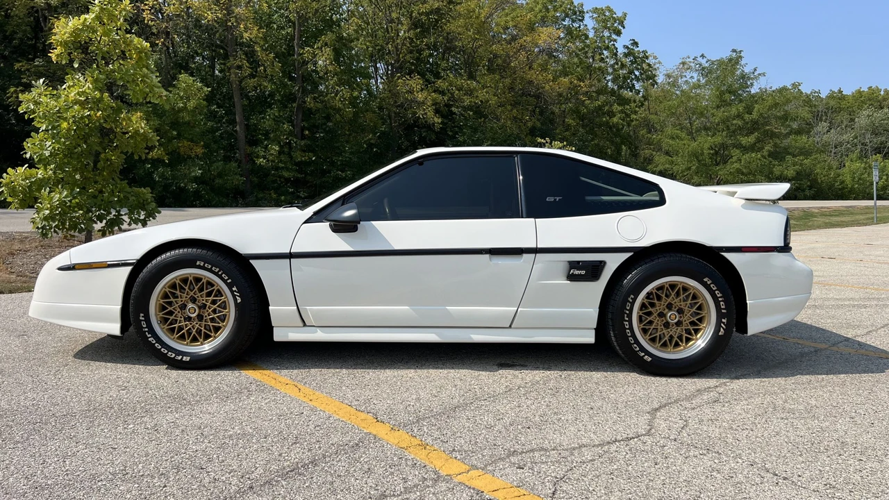1988 Pontiac Fiero GT - Image 24 of 31