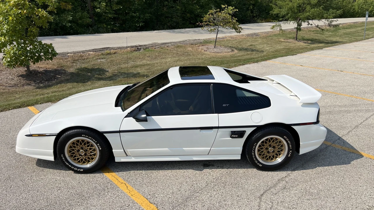 1988 Pontiac Fiero GT - Image 23 of 31