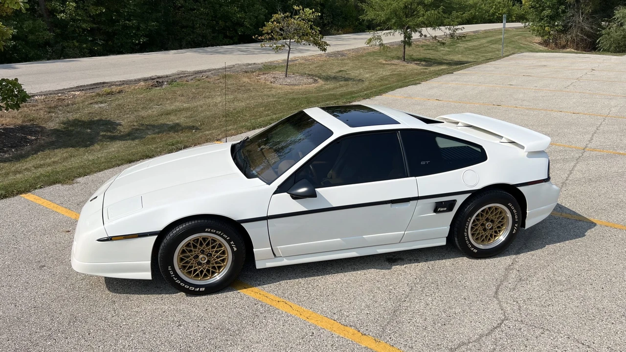 1988 Pontiac Fiero GT - Image 21 of 31