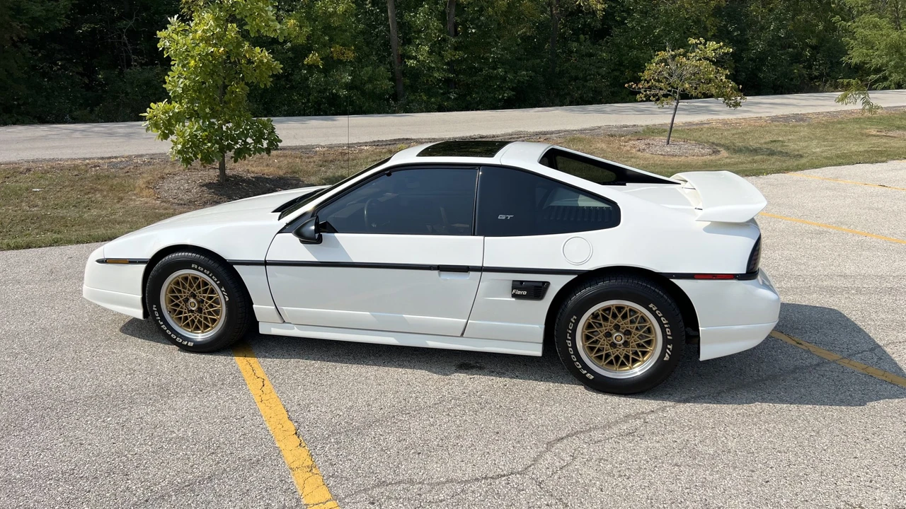 1988 Pontiac Fiero GT - Image 20 of 31