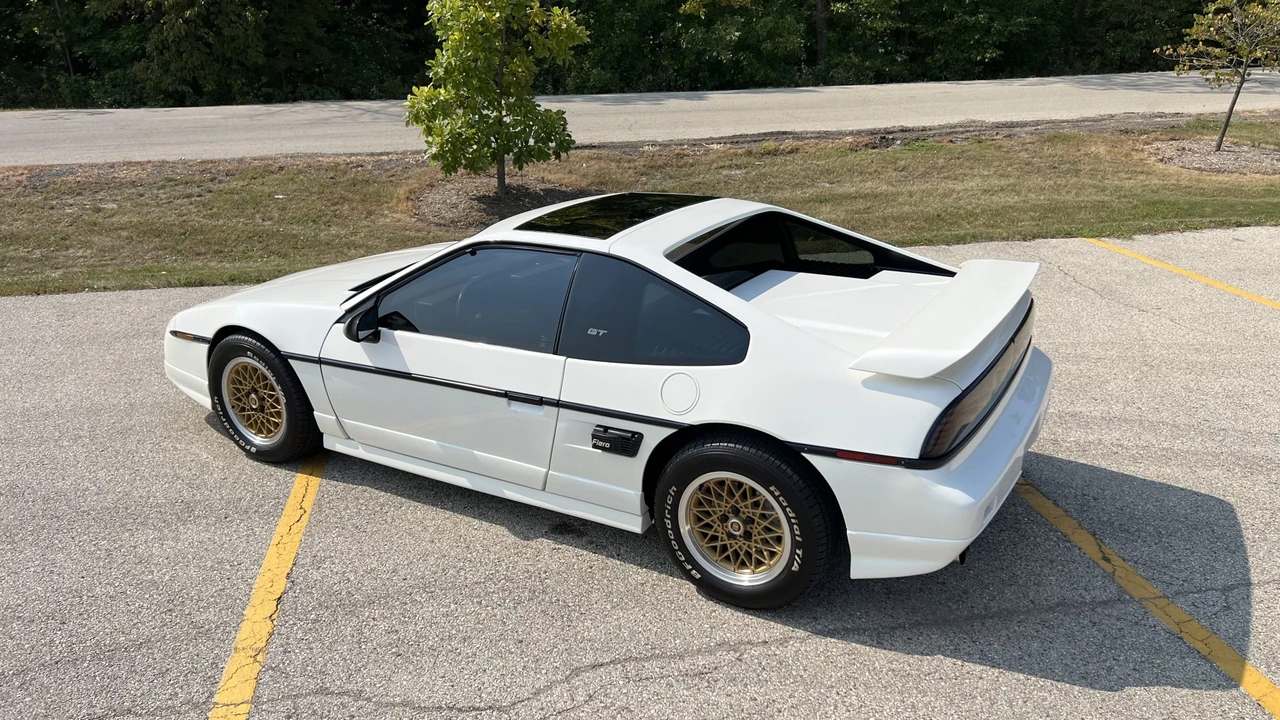 1988 Pontiac Fiero GT - Image 19 of 31