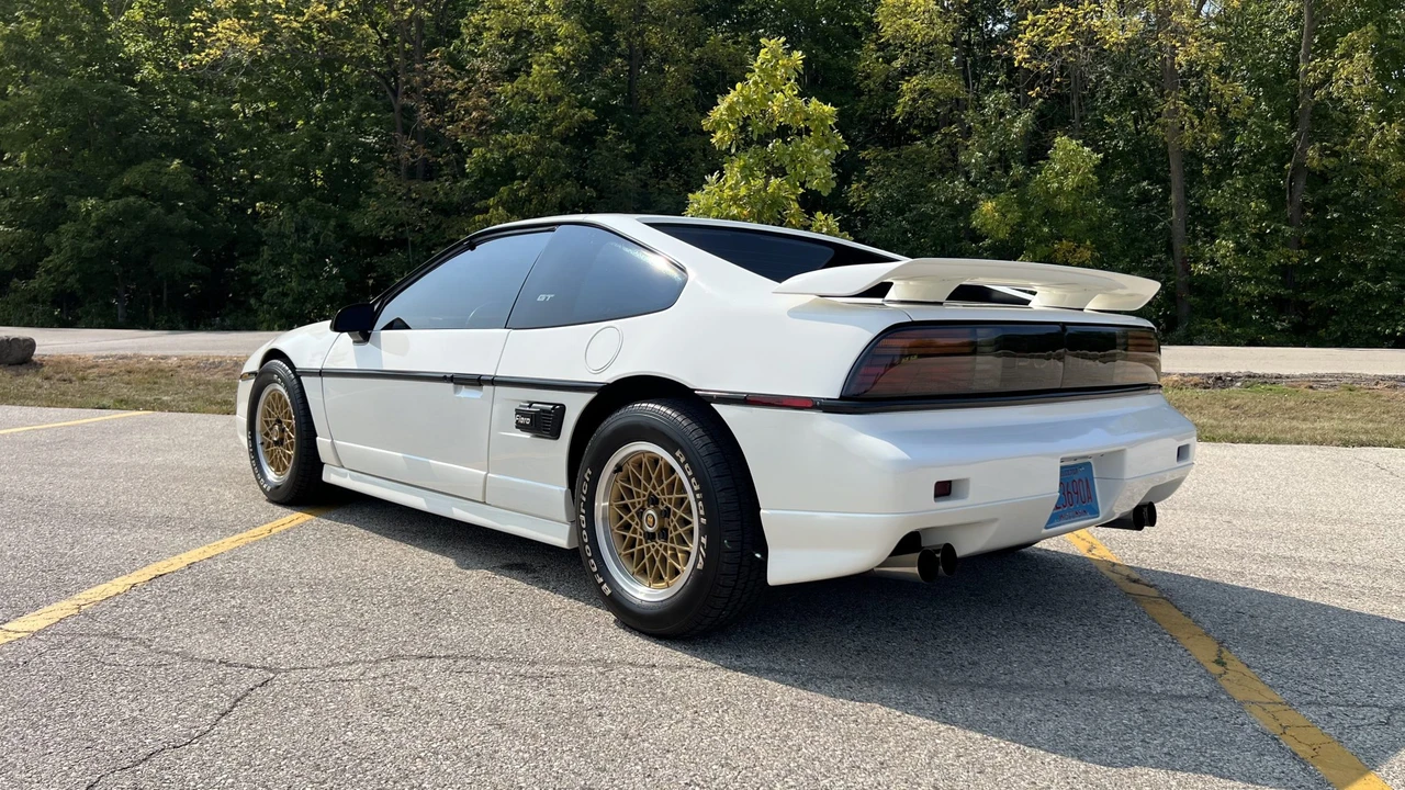 1988 Pontiac Fiero GT - Image 17 of 31
