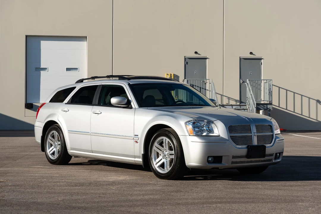 2005 Dodge Magnum 2nd Gen Wagon - Image 2 of 31