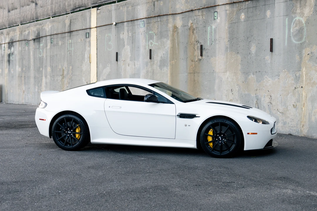 2017 Aston Martin Vantage - Image 16 of 31