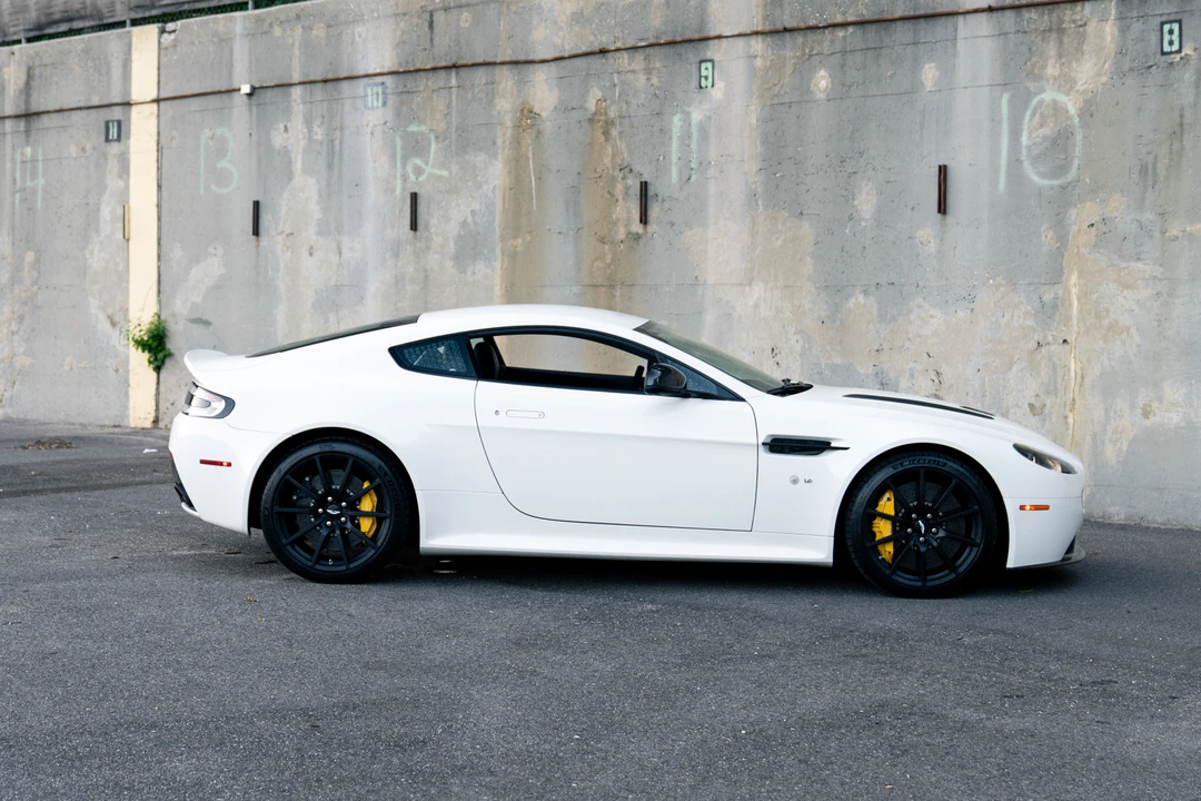 2017 Aston Martin Vantage - Image 17 of 31