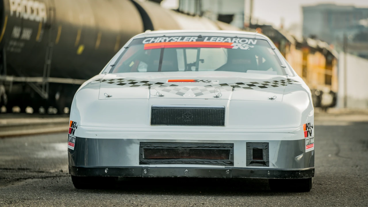 Chrysler LeBaron - Image 17 of 31