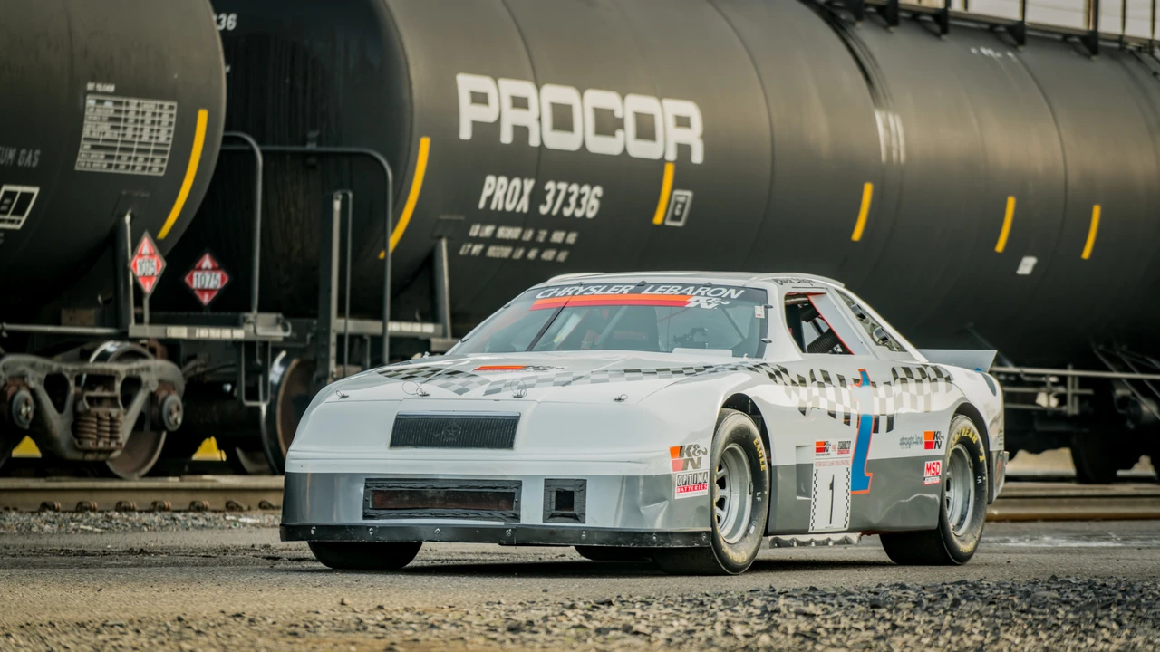 Chrysler LeBaron - Image 2 of 31