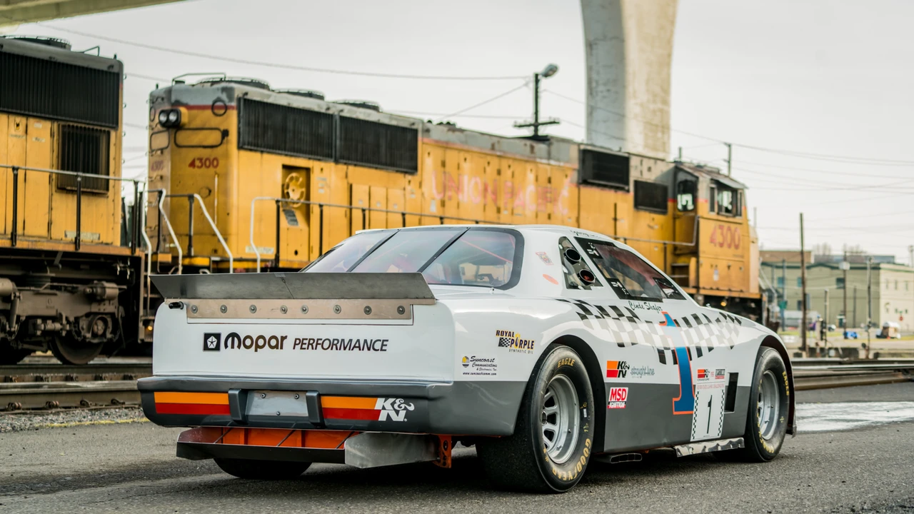 Chrysler LeBaron - Image 13 of 31