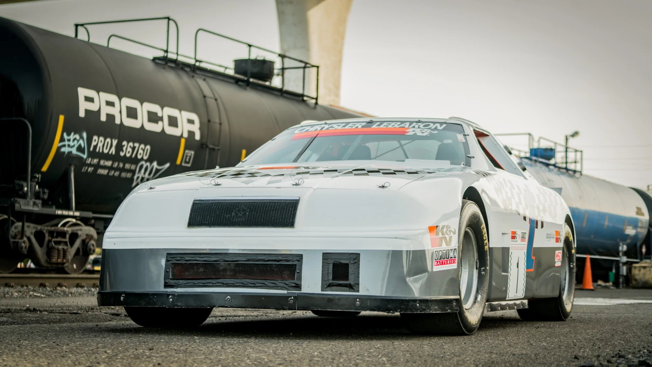 Chrysler LeBaron - Image 2 of 31