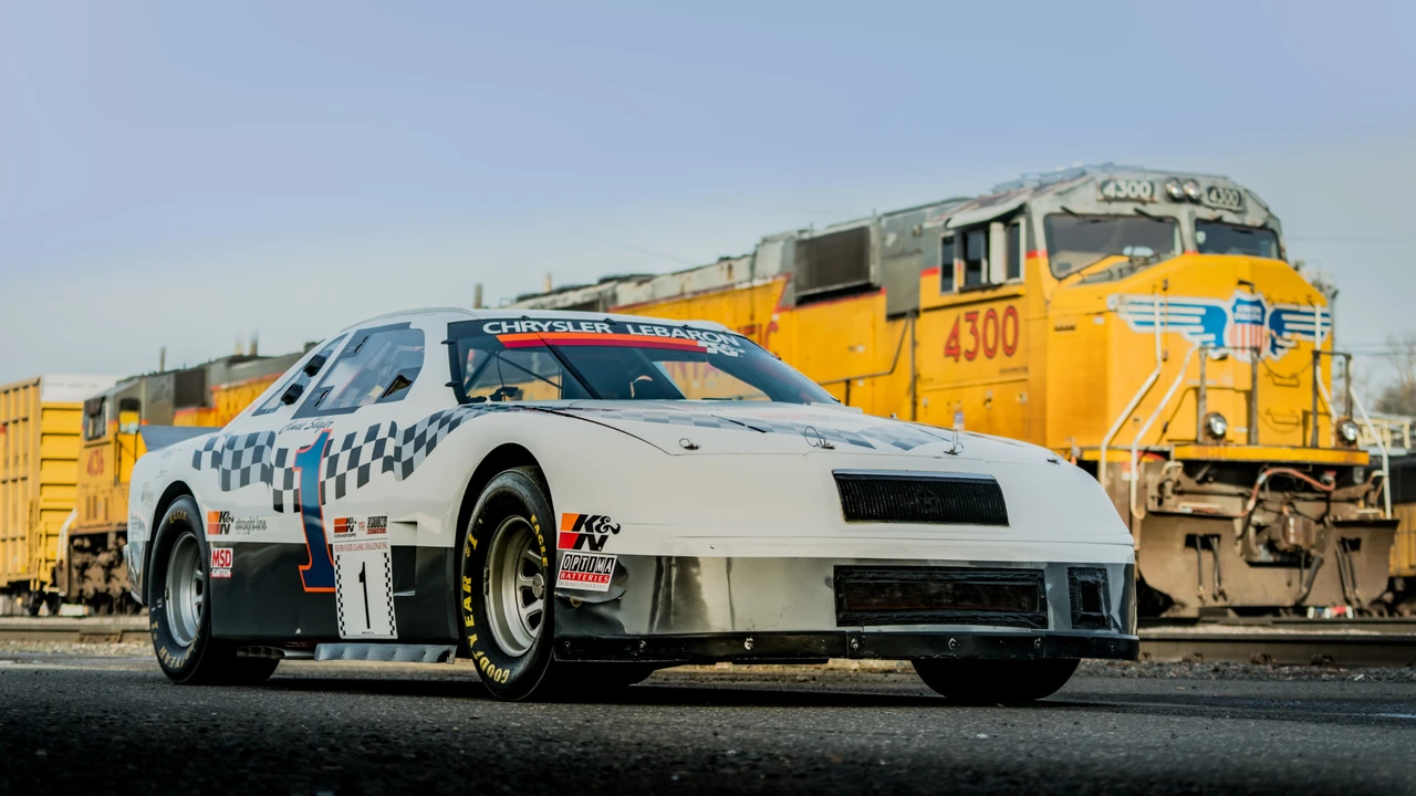 Chrysler LeBaron - Image 4 of 31
