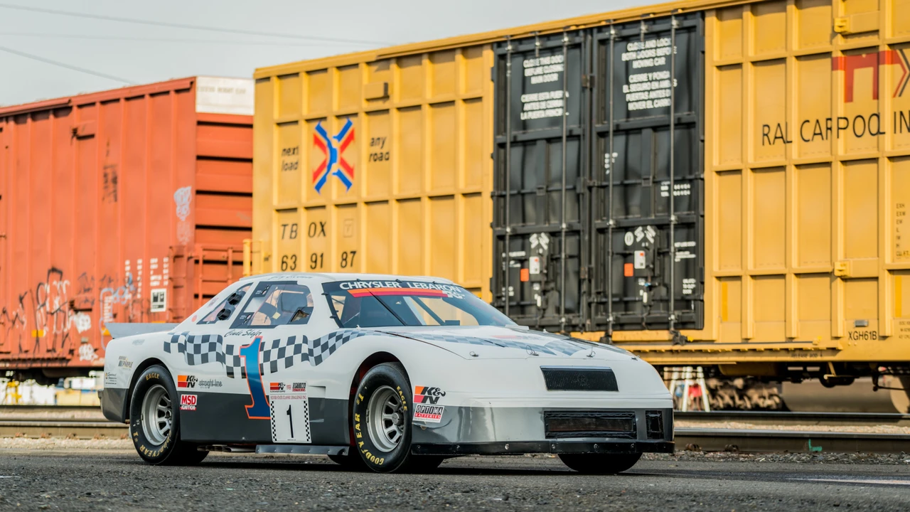 Chrysler LeBaron - Image 5 of 31
