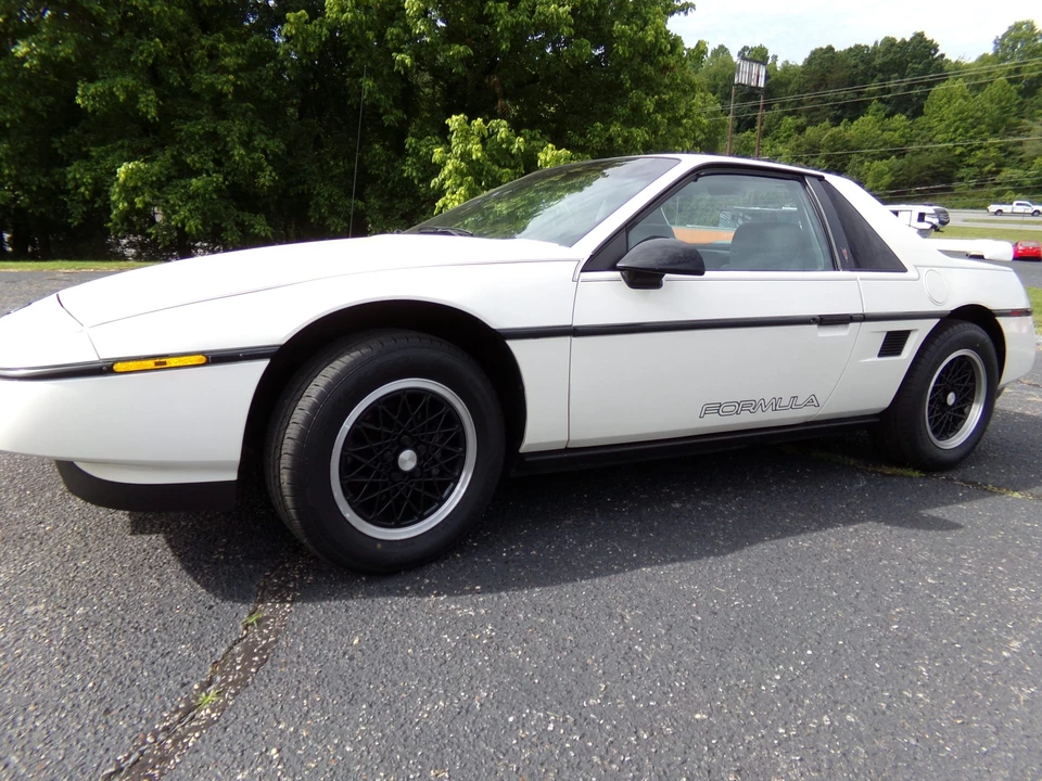 1988 Pontiac Fiero Formula - Image 2 of 31