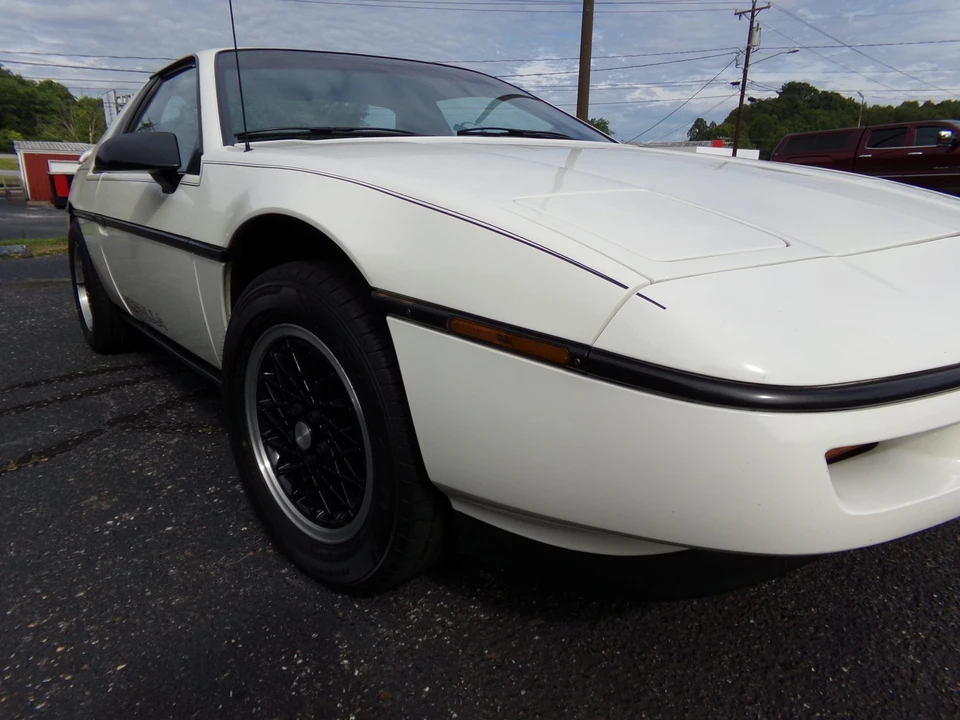 1988 Pontiac Fiero Formula - Image 27 of 31