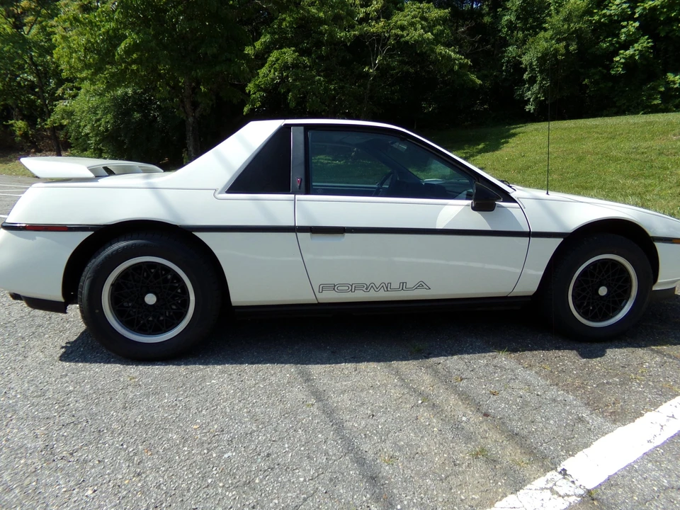 1988 Pontiac Fiero Formula - Image 9 of 31