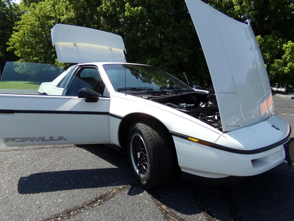1988 Pontiac Fiero Formula - Image 17 of 31