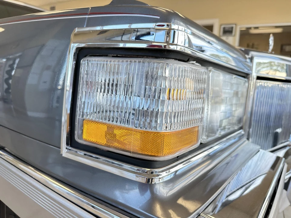 1991 Cadillac Brougham - Image 25 of 31