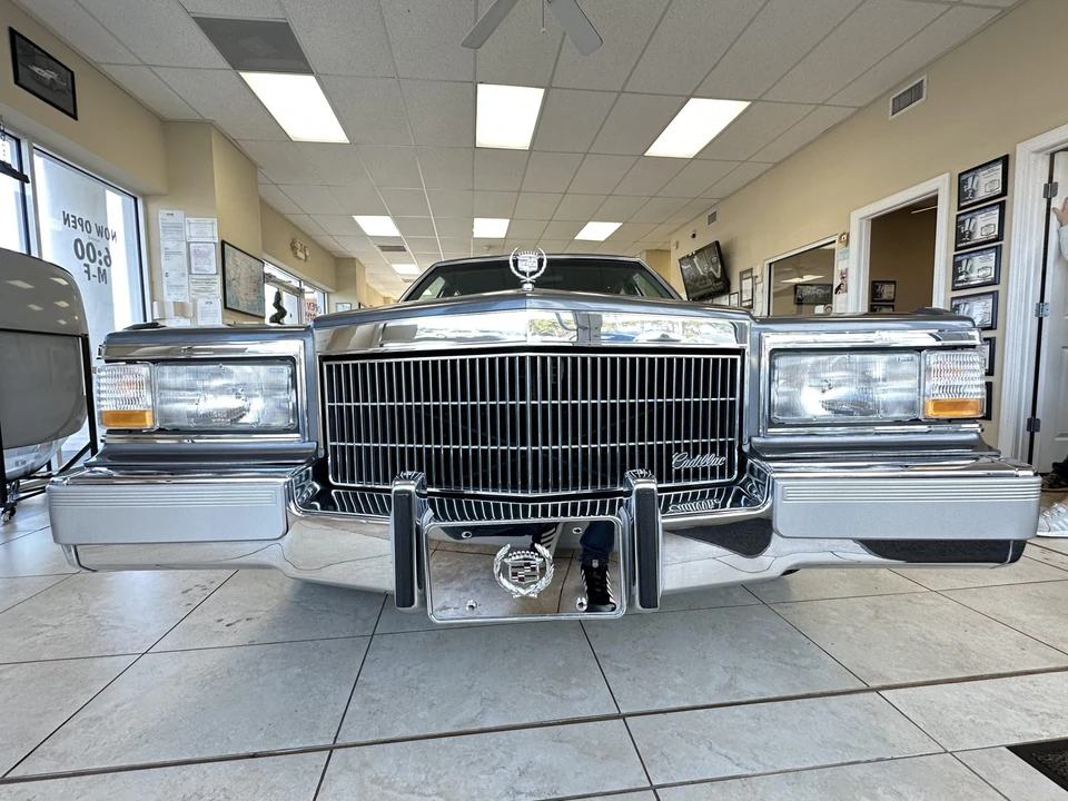 1991 Cadillac Brougham - Image 15 of 31