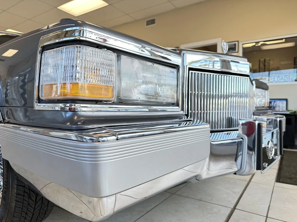 1991 Cadillac Brougham - Image 26 of 31
