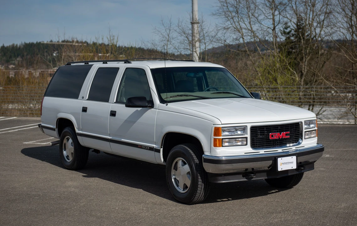 1999 GMC Suburban 8th Gen - Image 2 of 31