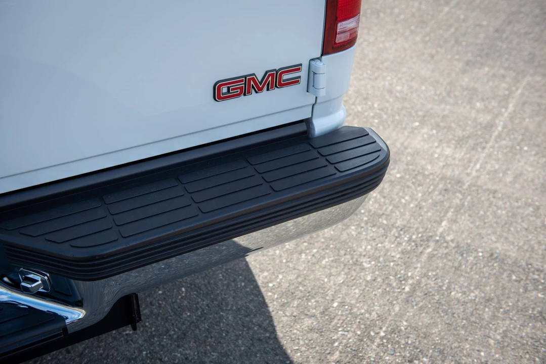 1999 GMC Suburban 8th Gen - Image 31 of 31