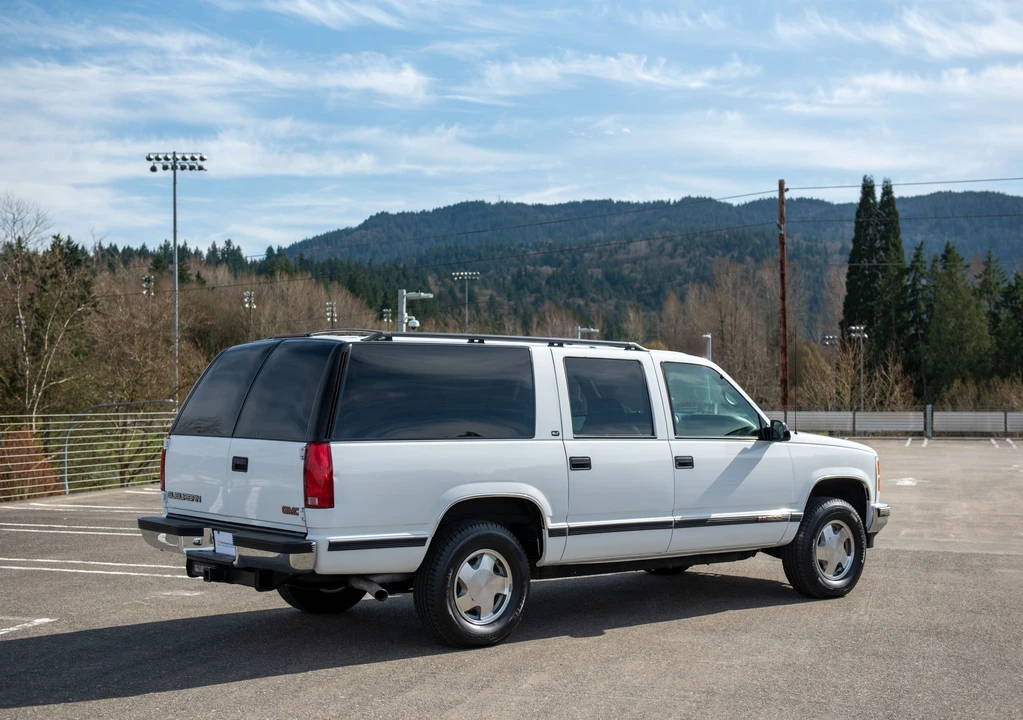 1999 GMC Suburban 8th Gen - Image 4 of 31
