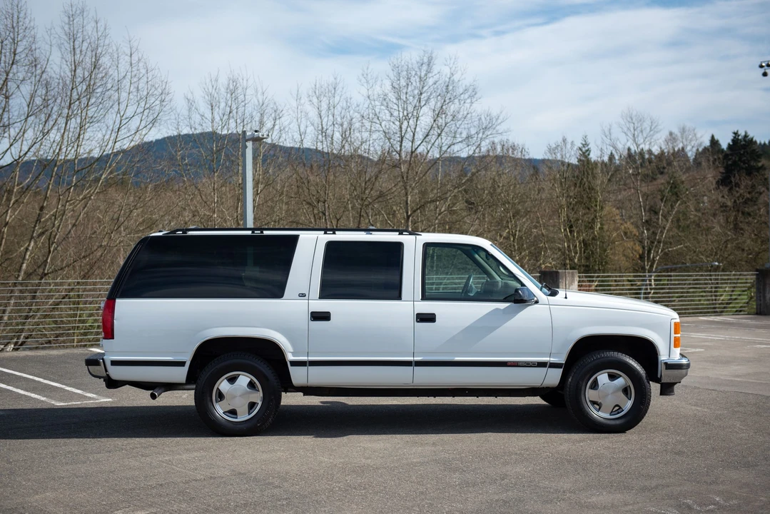 1999 GMC Suburban 8th Gen - Image 3 of 31