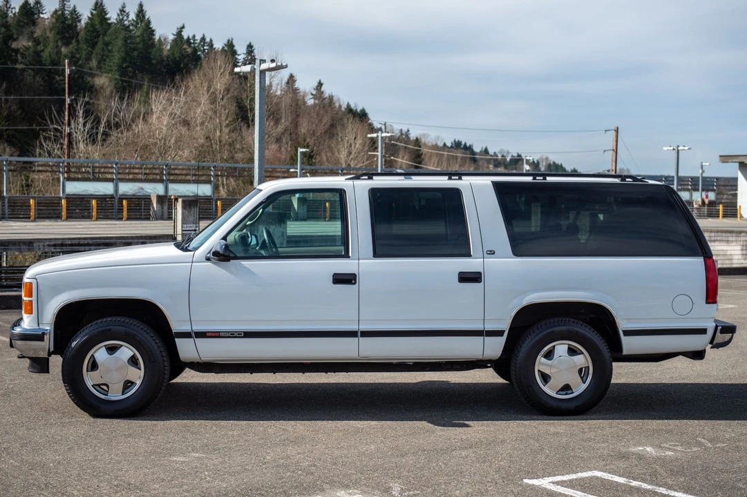 1999 GMC Suburban 8th Gen - Image 9 of 31